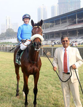 Trainer Karthik Ganapathy leading in Golden Thunder ( David Allan up), winner of Indian Oaks at Mumbai on Sunday. Photo credit Amit Gupta